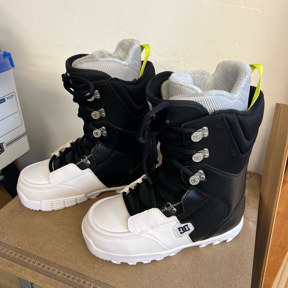 DC Men’s Rogan 2013 Snowboarding Boots Size 10